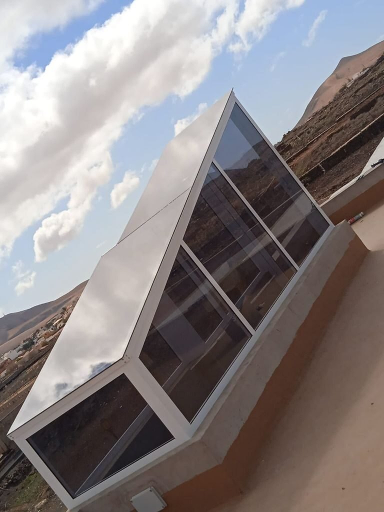 Trabajo realizado - puerta de aluminio gris